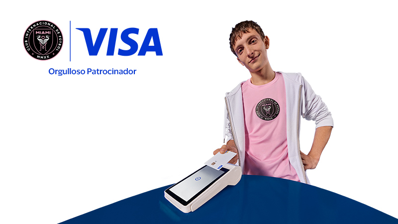 Hombre realizando un pago contacless con Visa y su camiseta de Inter Miami